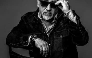 מיכה שטרית במופע אלקטרו אקוסטי